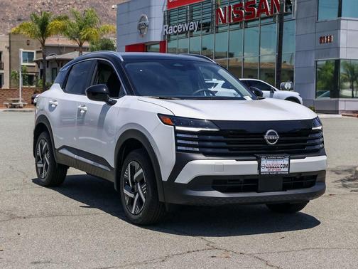 Aspen White Tricoat/Super Black 2026 Nissan Kicks SV