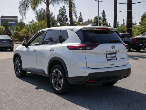 Everest White Pearl 2024 Nissan Rogue SV