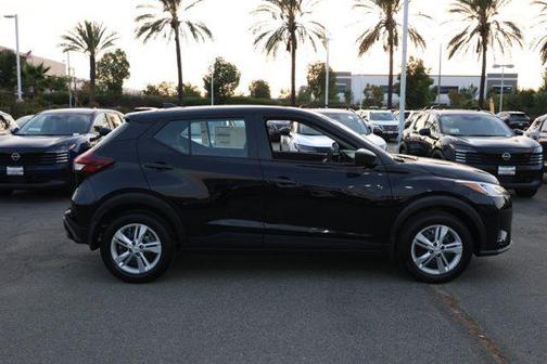 Super Black 2025 Nissan Kicks S