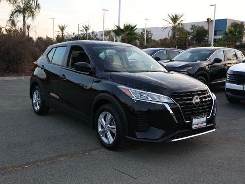Super Black 2025 Nissan Kicks S