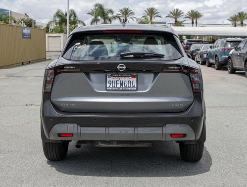 Gun Metallic 2025 Nissan Kicks S