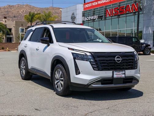 Everest White Pearl Tricoat 2026 Nissan Pathfinder SL