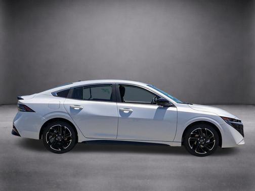 Aspen White Tricoat 2026 Nissan Sentra SR