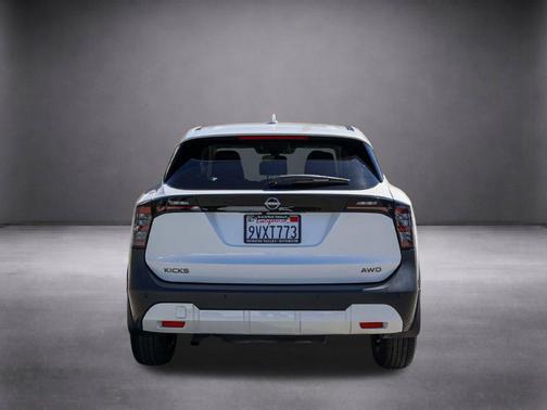 Aspen White Tricoat 2025 Nissan Kicks SV