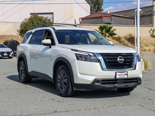 Pearl White Tricoat 2024 Nissan Pathfinder SV FWD