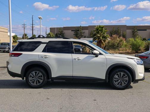 Pearl White Tricoat 2024 Nissan Pathfinder SV FWD