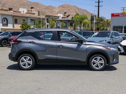 Gun Metallic 2024 Nissan Kicks S