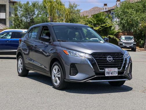 Gun Metallic 2024 Nissan Kicks S