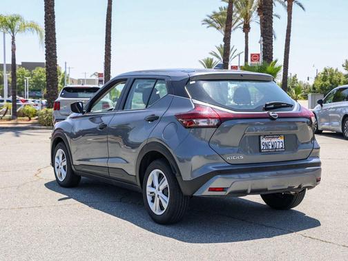 Gun Metallic 2024 Nissan Kicks S