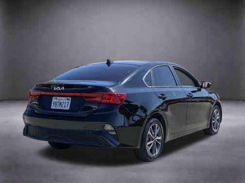 Aurora Black 2022 Kia Forte LXS