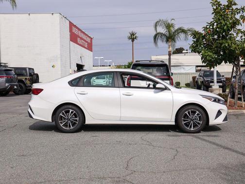 Snow White Pearl 2023 Kia Forte LXS