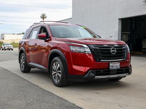 2024 Nissan Pathfinder SL FWD