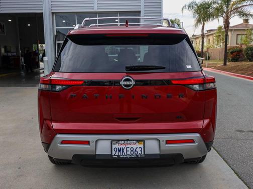 2024 Nissan Pathfinder SL FWD
