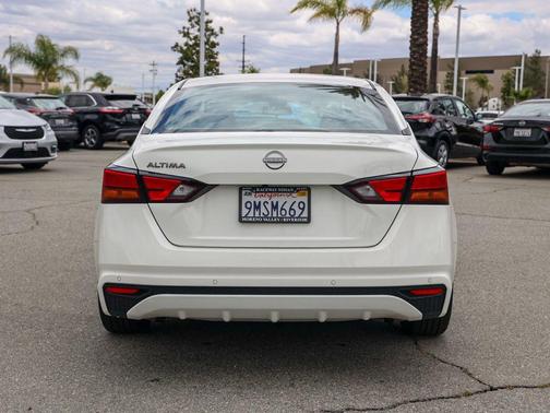 Glacier White 2024 Nissan Altima S FWD