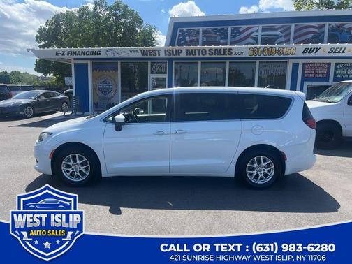 Bright White Clearcoat 2022 Chrysler Voyager LX