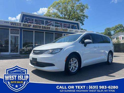 Bright White Clearcoat 2022 Chrysler Voyager LX