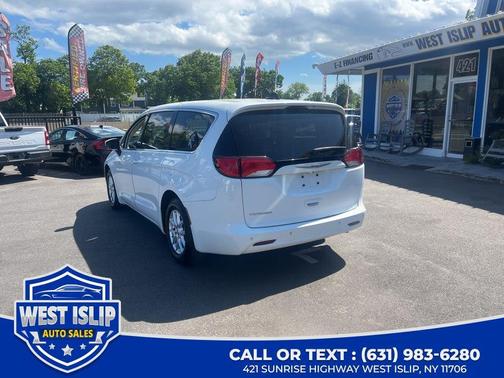 Bright White Clearcoat 2022 Chrysler Voyager LX