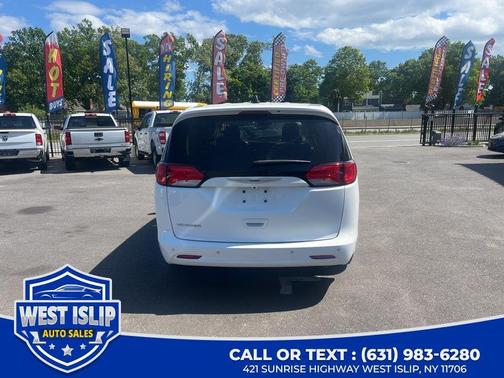 Bright White Clearcoat 2022 Chrysler Voyager LX