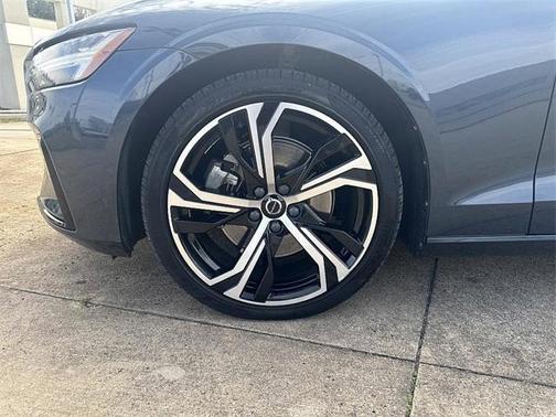 2024 Volvo S60 B5 Core Dark Theme