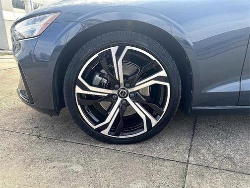 2024 Volvo S60 B5 Core Dark Theme