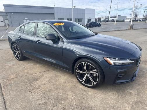 2024 Volvo S60 B5 Core Dark Theme