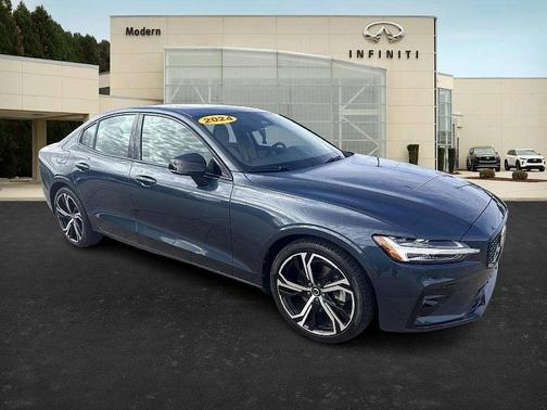 2024 Volvo S60 B5 Core Dark Theme