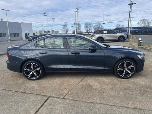 2024 Volvo S60 B5 Core Dark Theme