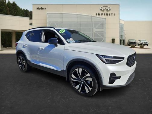 2024 Volvo XC40 B5 Ultimate Dark Theme