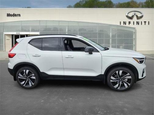 2024 Volvo XC40 B5 Ultimate Dark Theme