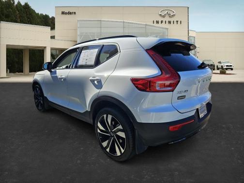 2024 Volvo XC40 B5 Ultimate Dark Theme