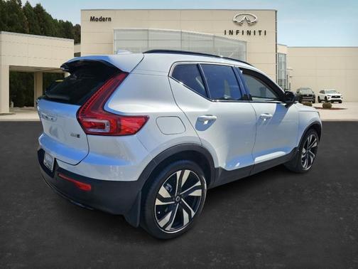 2024 Volvo XC40 B5 Ultimate Dark Theme