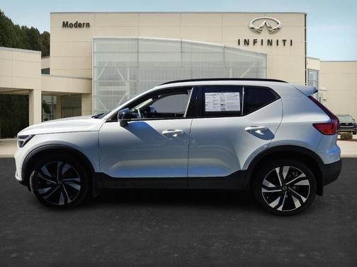 2024 Volvo XC40 B5 Ultimate Dark Theme