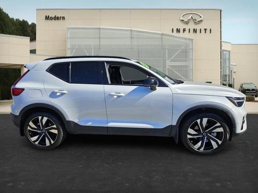 2024 Volvo XC40 B5 Ultimate Dark Theme