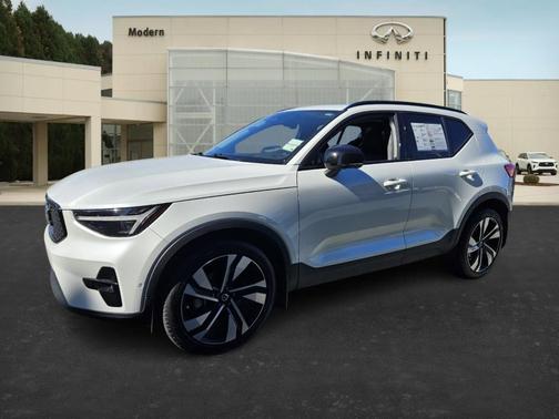 2024 Volvo XC40 B5 Ultimate Dark Theme