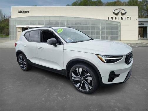 2024 Volvo XC40 B5 Ultimate Dark Theme