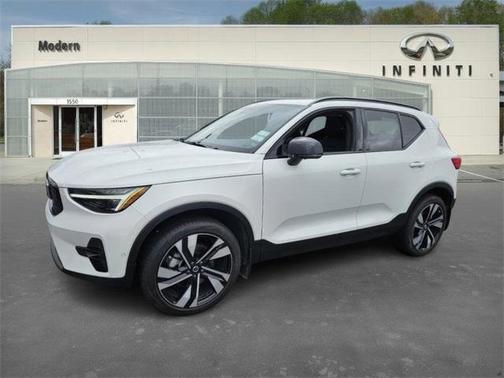 2024 Volvo XC40 B5 Ultimate Dark Theme
