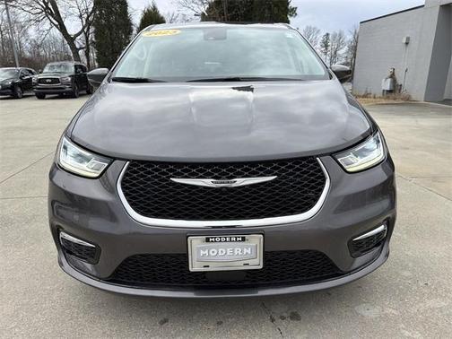 2023 Chrysler Pacifica Touring-L