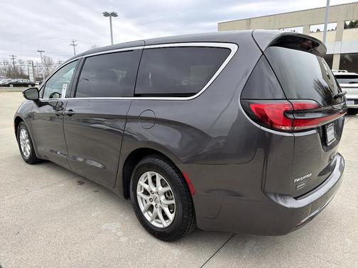 2023 Chrysler Pacifica Touring-L