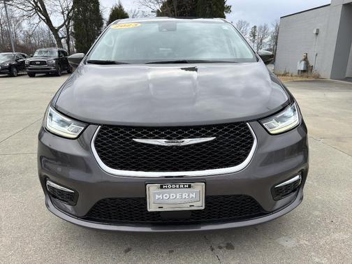 2023 Chrysler Pacifica Touring-L