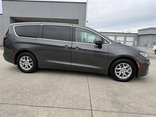 2023 Chrysler Pacifica Touring-L