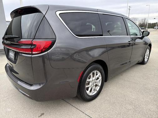 2023 Chrysler Pacifica Touring-L
