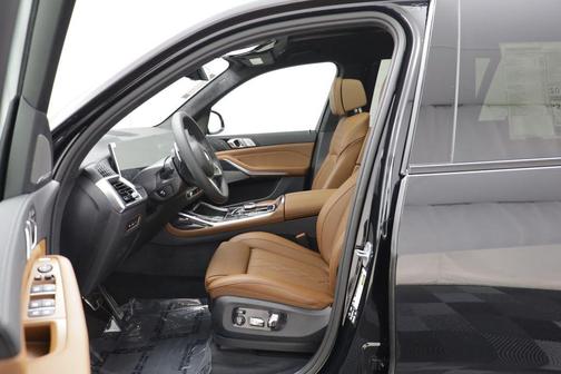 Black Sapphire Metallic 2027 BMW X7 xDrive40i