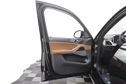 Black Sapphire Metallic 2027 BMW X7 xDrive40i
