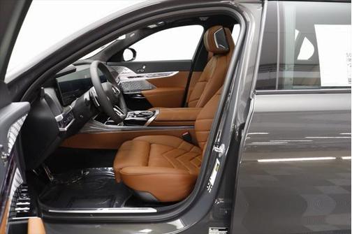 2025 BMW 740 i xDrive