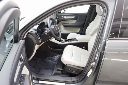 2026 Volvo XC40 Ultra, B5 AWD Gas (mild hybrid), Dark