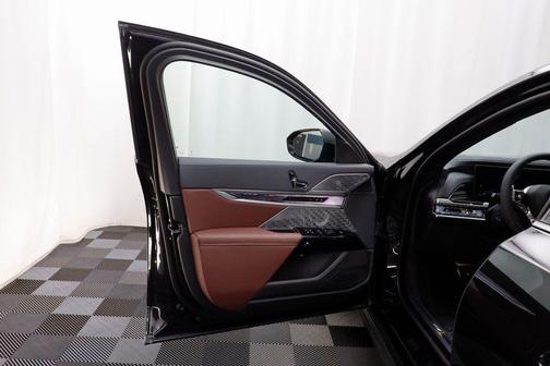 2026 BMW 750e i xDrive