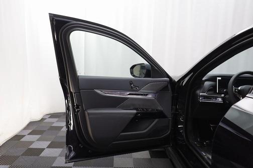 2026 BMW 750e i xDrive