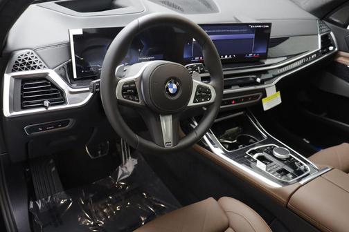 Carbon Black Metallic 2026 BMW X7 xDrive40i