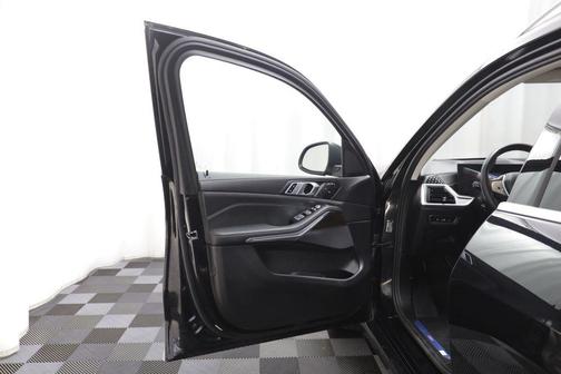 Black Sapphire Metallic 2024 BMW X7 xDrive40i