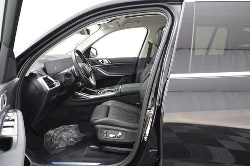 Black Sapphire Metallic 2024 BMW X7 xDrive40i